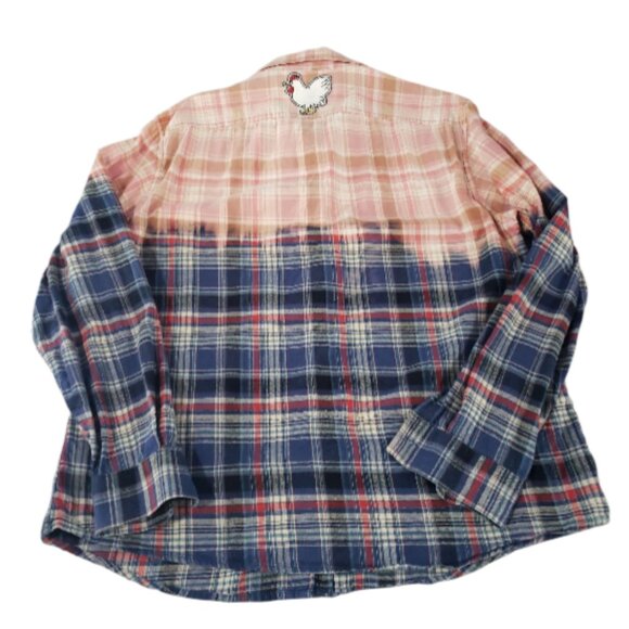 Upcycled Distressed Flannel with "Rooster" Embroidered Patch XXL - Picture 4 of 5